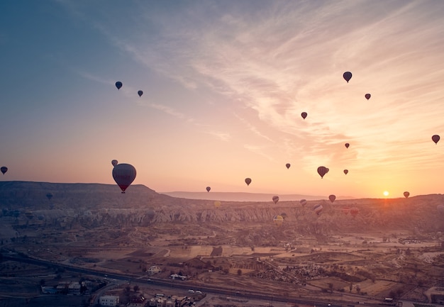 Hete luchtballon in cappadocië op de zonsopgang.