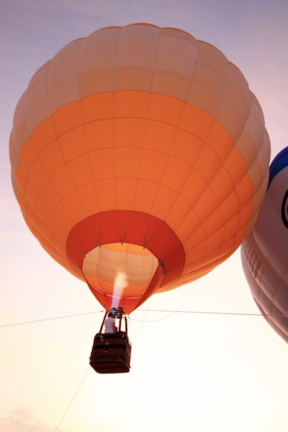 Hete luchtballon met zonsondergang