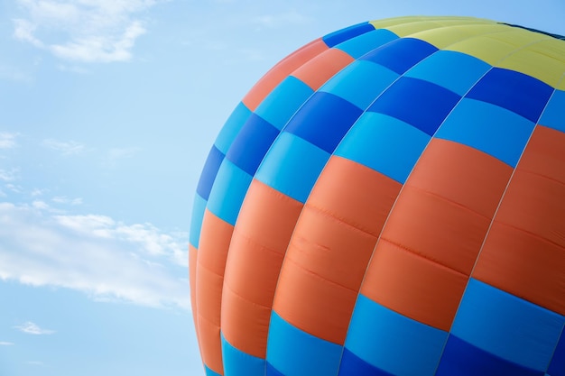 hete luchtballon over blauwe hemel. Samenstelling van de natuur en de blauwe hemelachtergrond