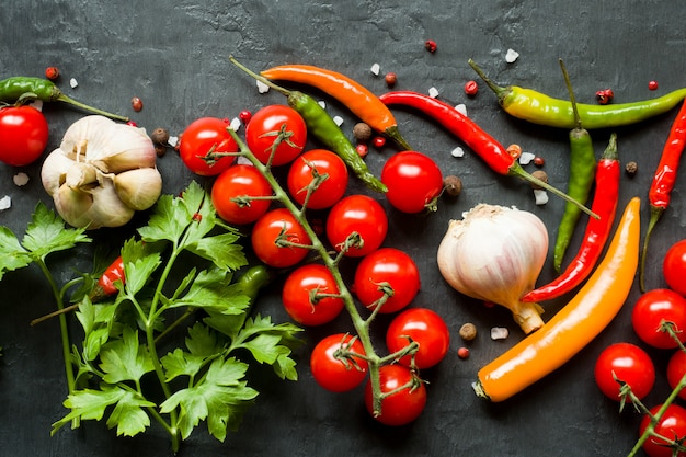 Hete multi-colored Spaanse peperpeper, tomatenkers op tak