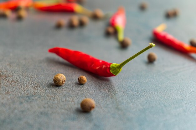 Foto hete pepers met kruiden op houten tafel close-up