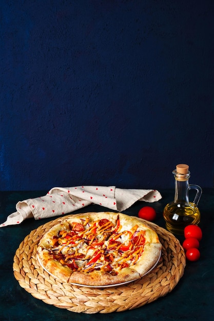 Hete pizzapunt met gesmolten mozzarella en tomatenolijfolie Pizza Klaar om te eten Kopieer de ruimte Foto van hoge kwaliteit