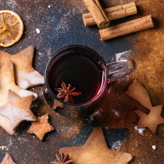 Hete rode glühwein met koekjes