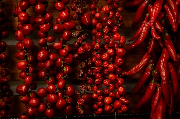 Hete rode pepers en knoflook hangen op een boerenmarkt. Achtergrond. Hoge kwaliteit foto