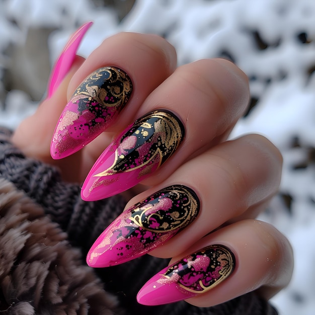 hete roze en gouden manicure