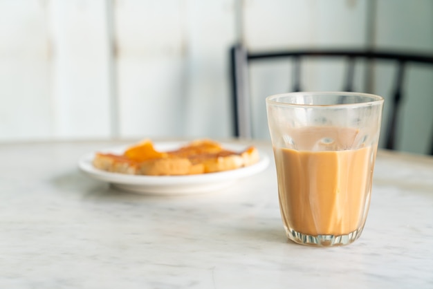 hete Thaise melktheeglas op tafel