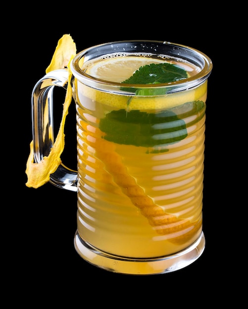 Hete thee met citroen en munt In een glas op een donkere achtergrond