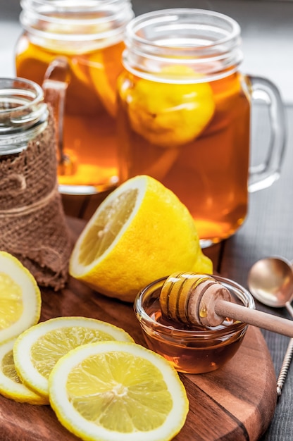 Hete thee met citroen en natuurlijke honing, een goede traktatie om vitamines en een sterke immuniteit te hebben.