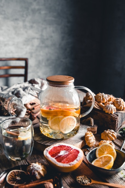 Hete thee met plakjes verse grapefruit op houten achtergrond. Gezonde drank, Eco, veganistisch