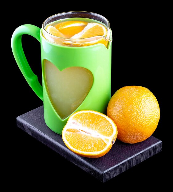 Hete thee met sinaasappels en citroen op een zwarte achtergrond