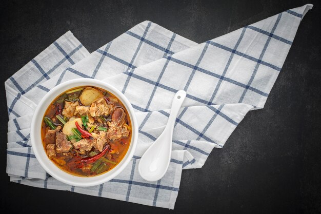 Hete Tom Yum-soep met lepel