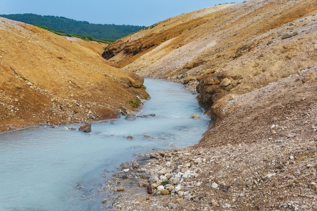 Hete waterstofsulfidestroom onder de banken van vulkanische as en tephra in de caldera van Golovnin-vulkaan Kunashir-eiland