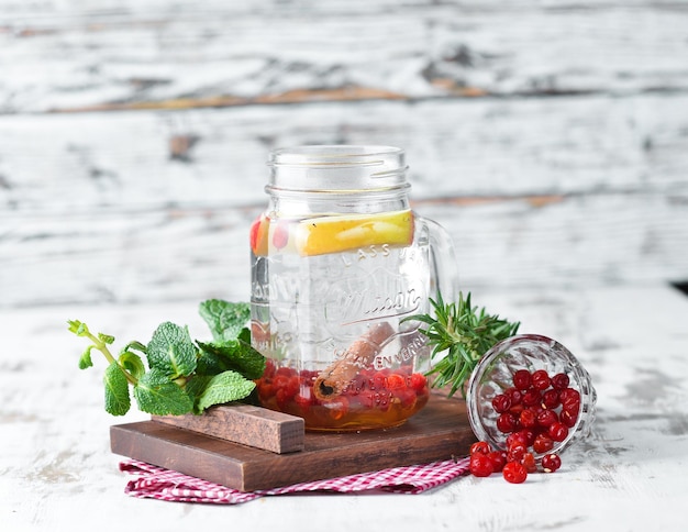 Hete winterthee met viburnum op een houten ondergrond bovenaanzicht gratis kopieerruimte