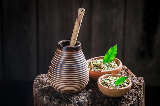 Foto hete yerba mate met kalebas en bombilla