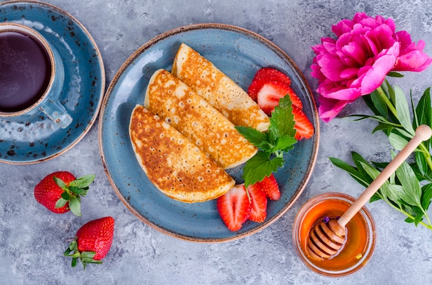 Hete zoete pannekoeken met verse aardbeien