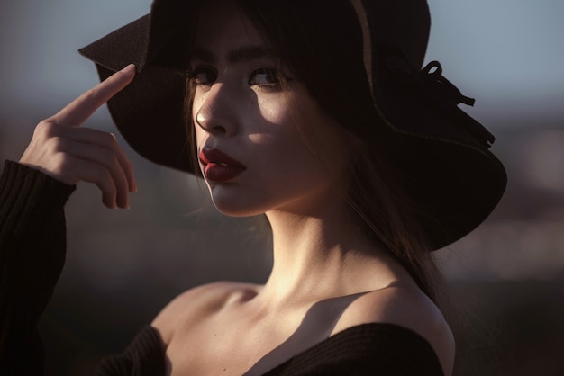 Hete zomer meisje schoonheid dame slijtage mode hoed romantische model vrouw met stijl mode-accessoire close-up portret van meisje met sensueel gezicht licht en schaduw