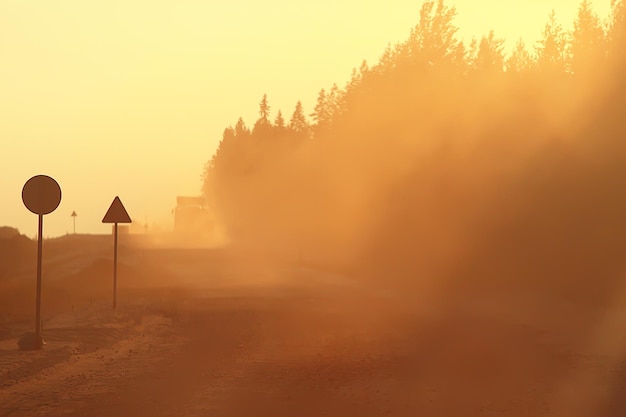 hete zomerdag op het weglandschap in de file / abstract stedelijk zicht in het verkeer