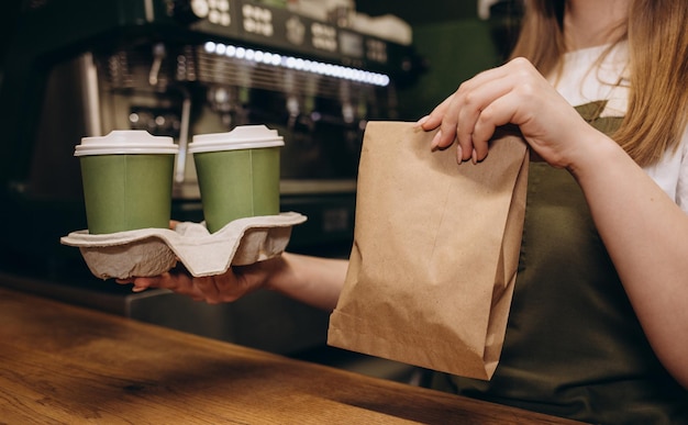 Hete zwarte klant op de toonbank in de moderne café-koffieshop