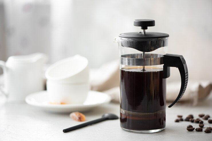 Hete zwarte koffie in een glazen koffiepot