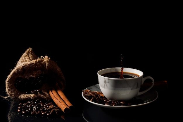 Hete zwarte koffie in een witte marmeren kop