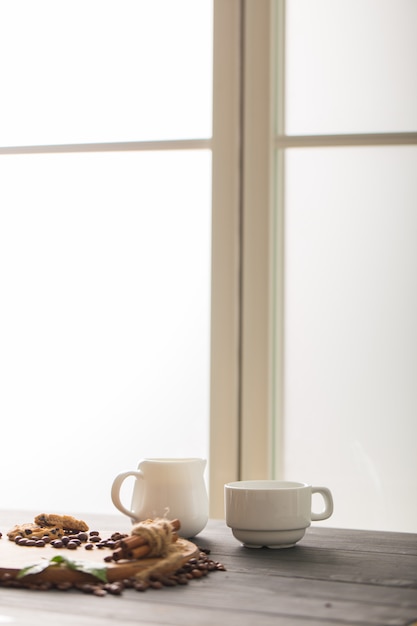 Hete zwarte koffie met koekjes en bonen in café