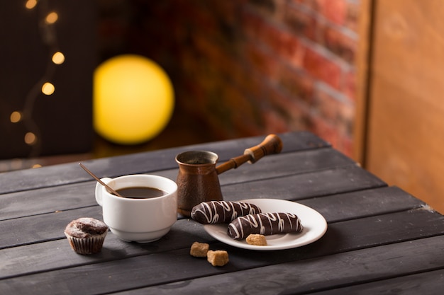 Hete zwarte koffie met koekjes en bonen in café