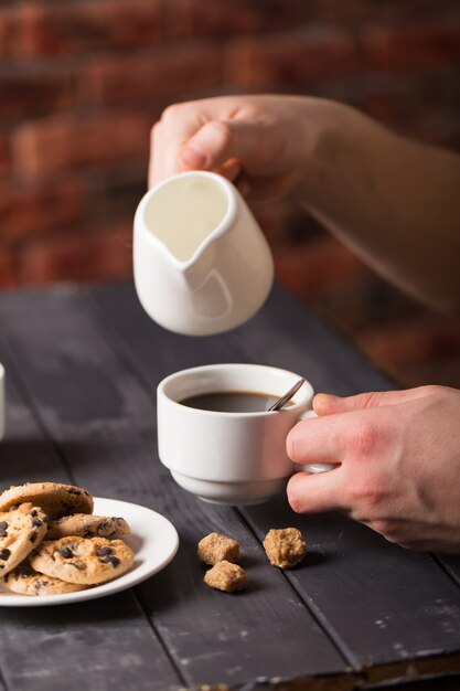 Hete zwarte koffie met koekjes en bonen in café