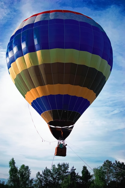 Heteluchtballon Aerostat Vrijetijdsreizen toerisme Hemelachtergrond