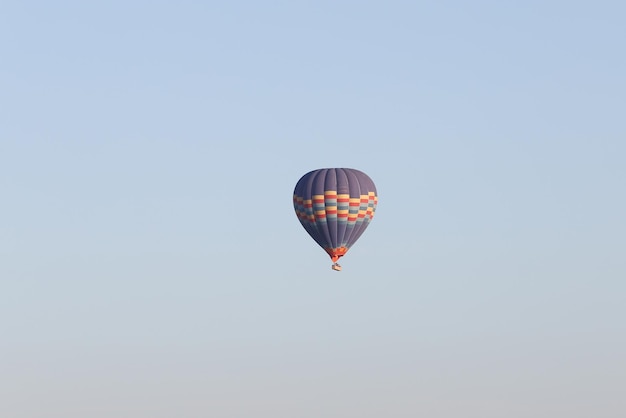 Heteluchtballon boven de stad Göreme