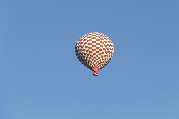 Heteluchtballon boven de stad göreme