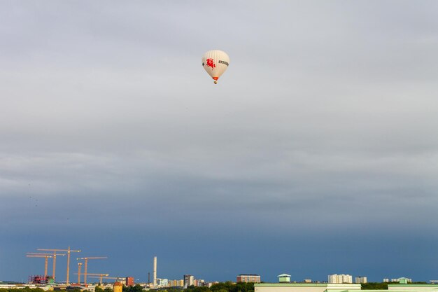 Heteluchtballon boven de stad Malmö