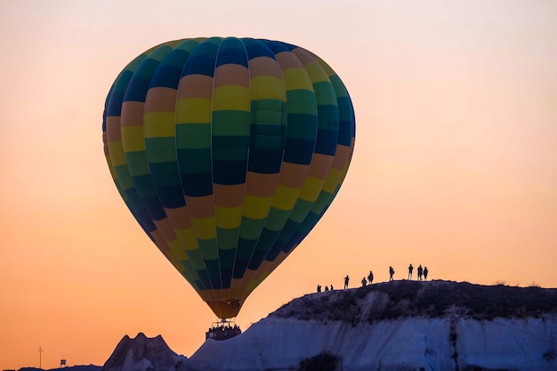 Heteluchtballon die over rotslandschap vliegt in Cappadocië, Turkije