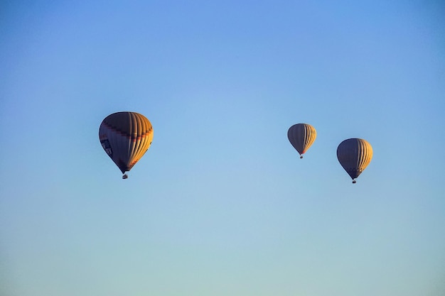 Heteluchtballon die over rotslandschap vliegt in Cappadocië, Turkije