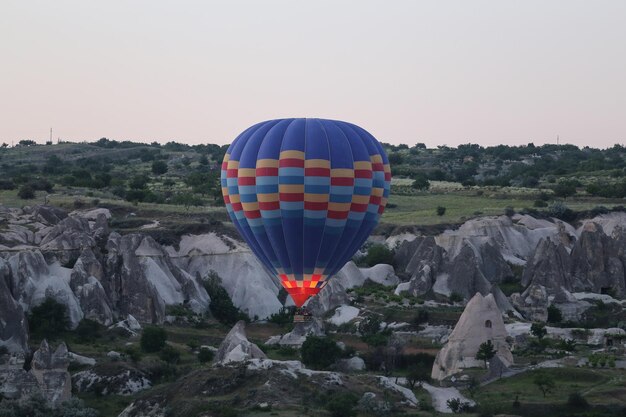Foto heteluchtballon in de valleien van cappadocië