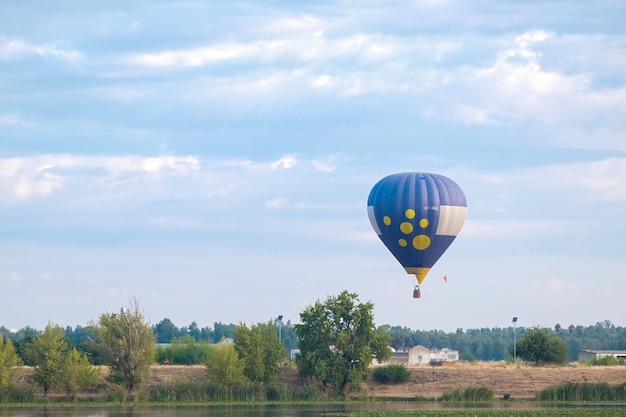 Heteluchtballon landt aan de horizon