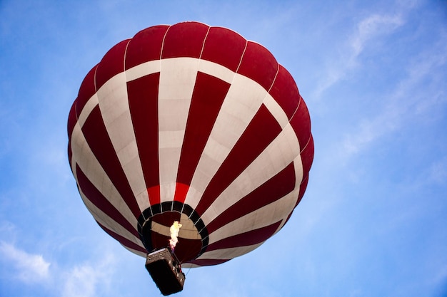 Heteluchtballon stijgt in de lucht