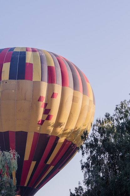 Heteluchtballon vliegt bij zonsopgang