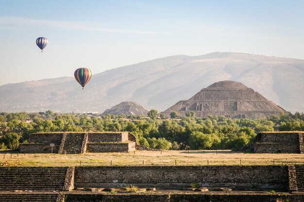 Heteluchtballonnen boven de piramides van Teotihuacan in Mexico