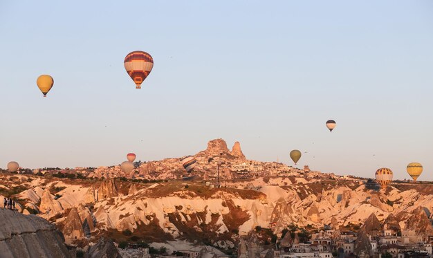 Heteluchtballonnen boven de stad Göreme