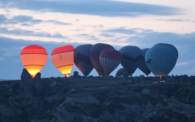 Heteluchtballonnen in de valleien van Cappadocië