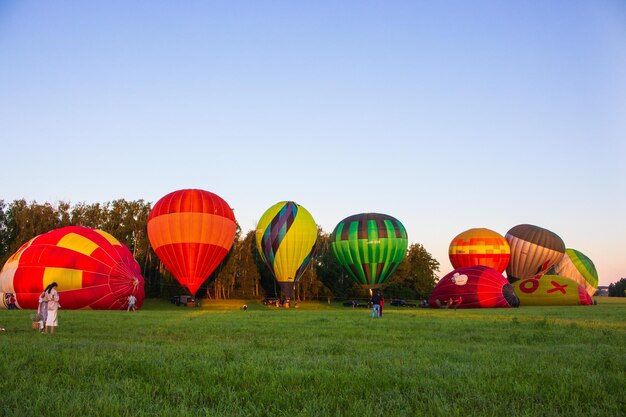 Heteluchtballonnen op zomerveld Makariv Oekraïne Kleurrijke luchtballonnen voor de vlucht Zomerplezier