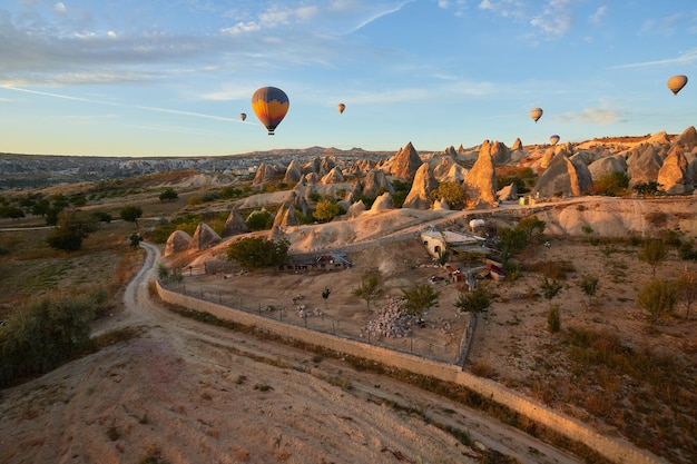 Heteluchtballonnen vliegen in avondrood Cappadocië Goreme Turkije