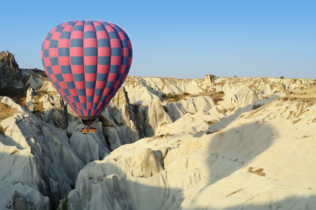 Heteluchtballonnen vliegen over cappadocië