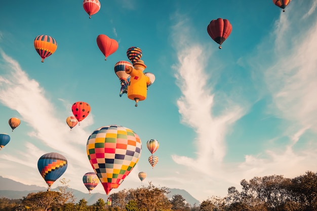 Heteluchtballonnen vliegen