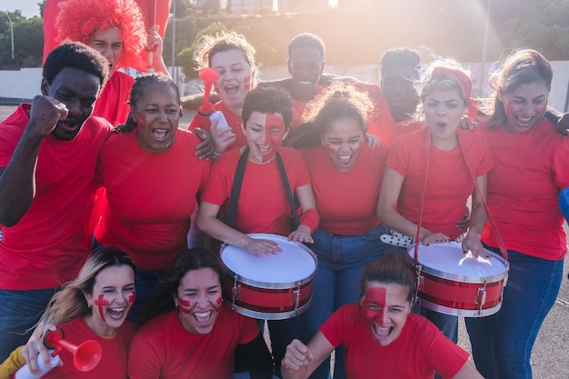 Heterogene groep fans van een team dat samen juicht in de wereldcompetitie