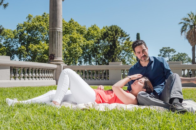 Heteroseksueel koppel heeft plezier op een picknick in het park in de zon