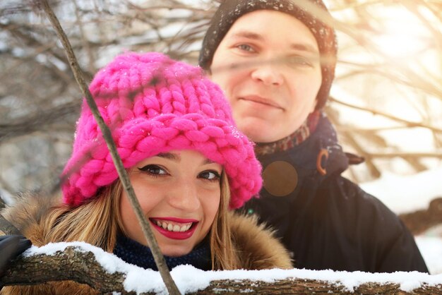 Heteroseksuelen op een date in de winter