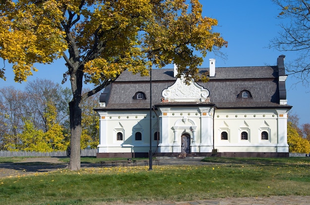 Hetmanhuis in Citadelfort, Baturin, Oekraïne, zonnig, herfstdag