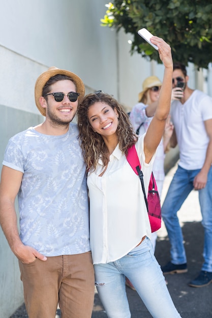 Heuppaar die selfie op de straat nemen