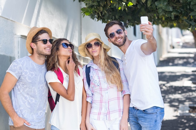 Heupvrienden die selfie op straat nemen